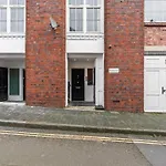 Charming 2-Bedroom Apartment With Excellent Amenities